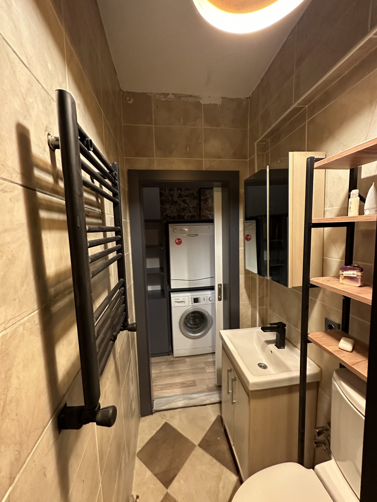 Çamaşır Makinesi ve Kurutucu ile Banyo