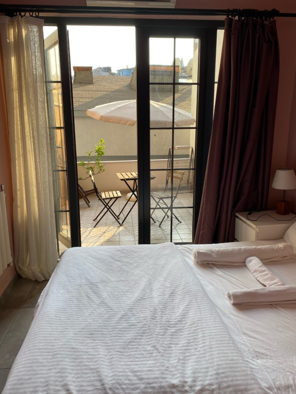 Balkonlu Hostel Odası ve Yatak